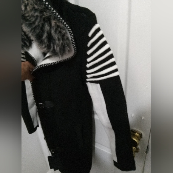 Woman's winter coat. Medium size, and in black and white stripes on the sleeves - Picture 4 of 7